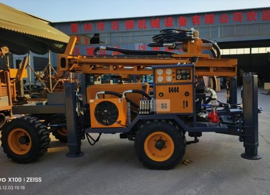 Forage de puits d'eau monté sur une remorque automobile / cargo avec une grande tête de puissance